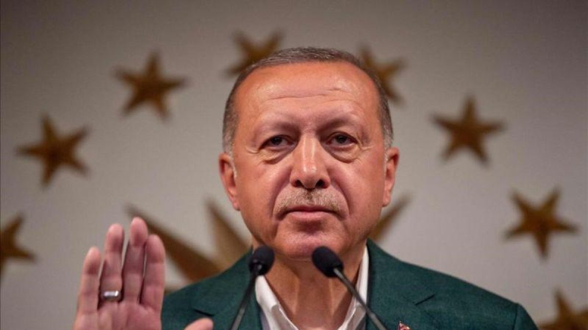 El presidente turco Tayyip Erdogan poco antes de pronunciar un discurso.-BULENT KILIC (AFP)