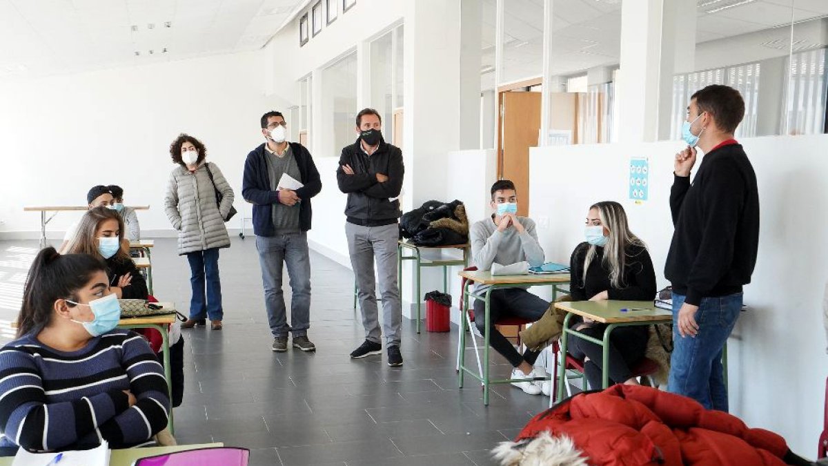 El alcalde de Valladolid, Óscar Puente, y el concejal de Participación Ciudadana y Deportes, Alberto Bustos, visitan el Centro de Participación Ciudadana. / ICAL.