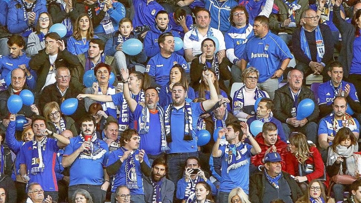 Aficionados del Real Oviedo durante una visita a Valladolid.-J.M.LOSTAU