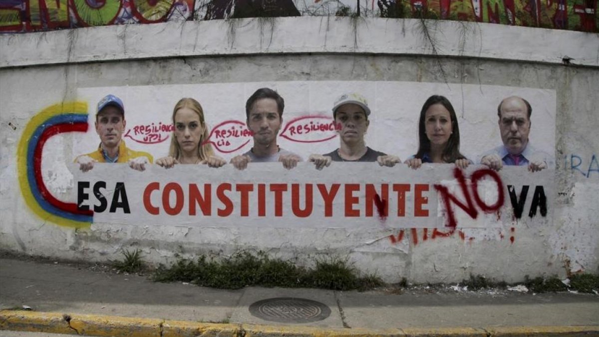 Un cartel contra la Constituyente con fotos de destacados dirigentes de la oposición en Caracas-AP / WIL RIERA