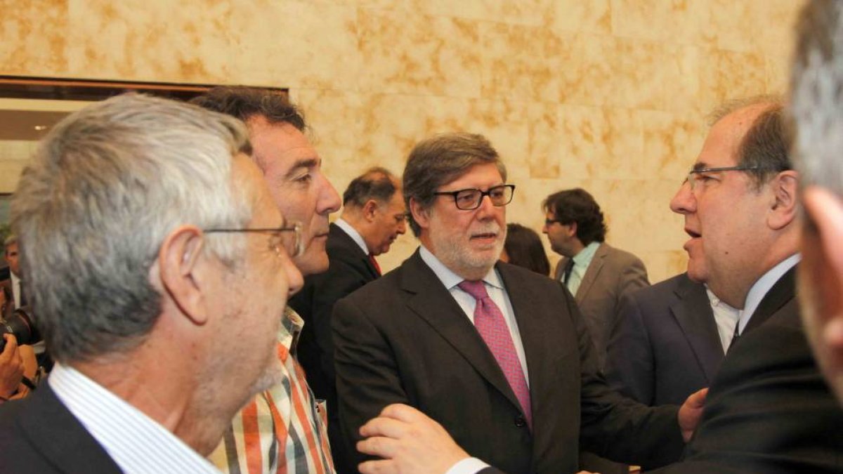 El presidente de la Junta, Juan Vicente Herrera, saluda a los secretarios regionales de CCOO y UGT, Ángel Hernández y Agustín Prieto, junto al presidente de Cecale, Santiago Aparicio, tras la toma de posesión-Ical