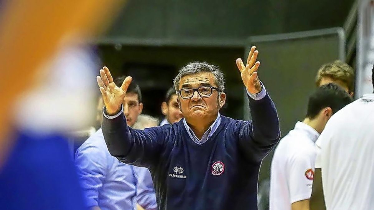 Paco García gesticula a sus jugadores en uno de los partidos de la presente temporada.-MIGUEL ÁNGEL SANTOS