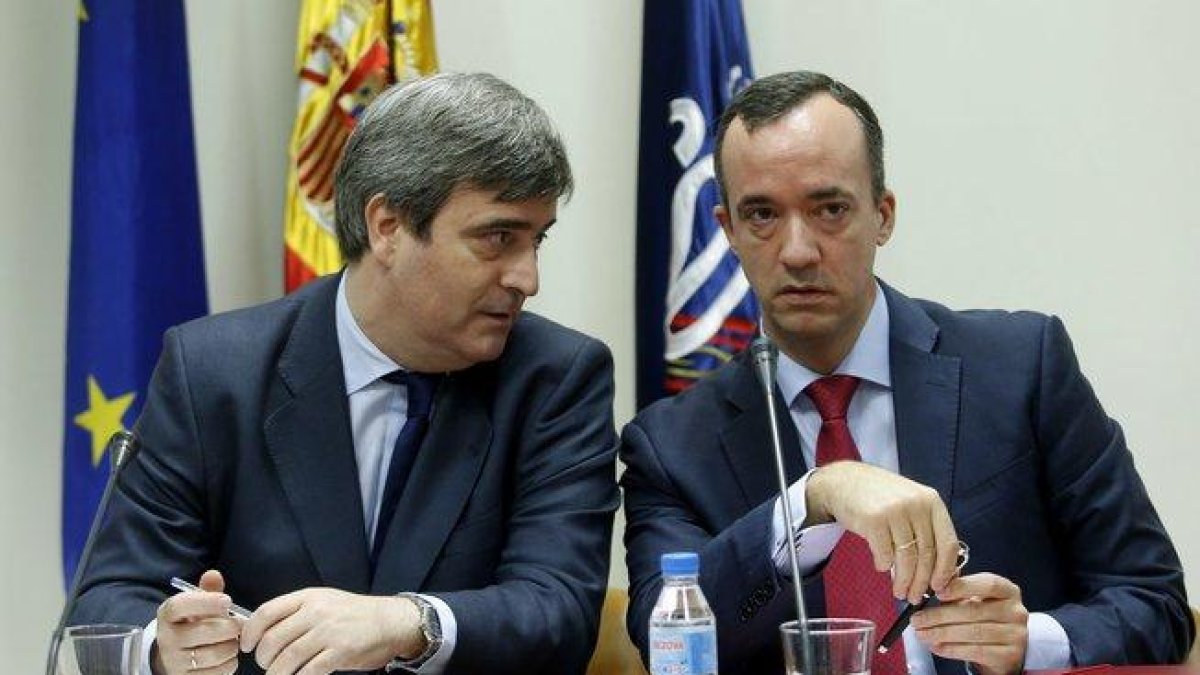 Miguel Cardenal (i) junto a Francisco Martínez (d) en una reunión en el 2014.-JUAN MANUEL PRATS