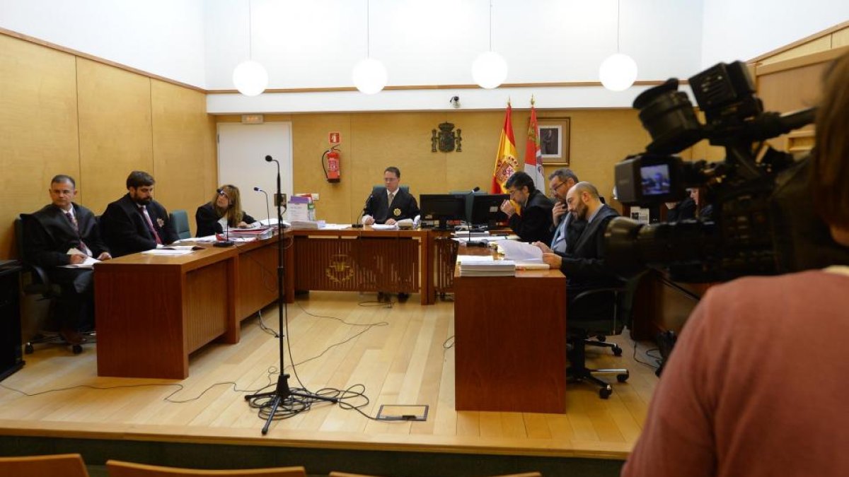 Tercera sesión del juicio oral contra los doce jóvenes arrestados el primer día de los desórdenes contra la ejecución del aparcamiento subterráneo y bulevar de la calle Vitoria, en Gamonal, en la que prestan declaración agentes de la Policía.-ICAL