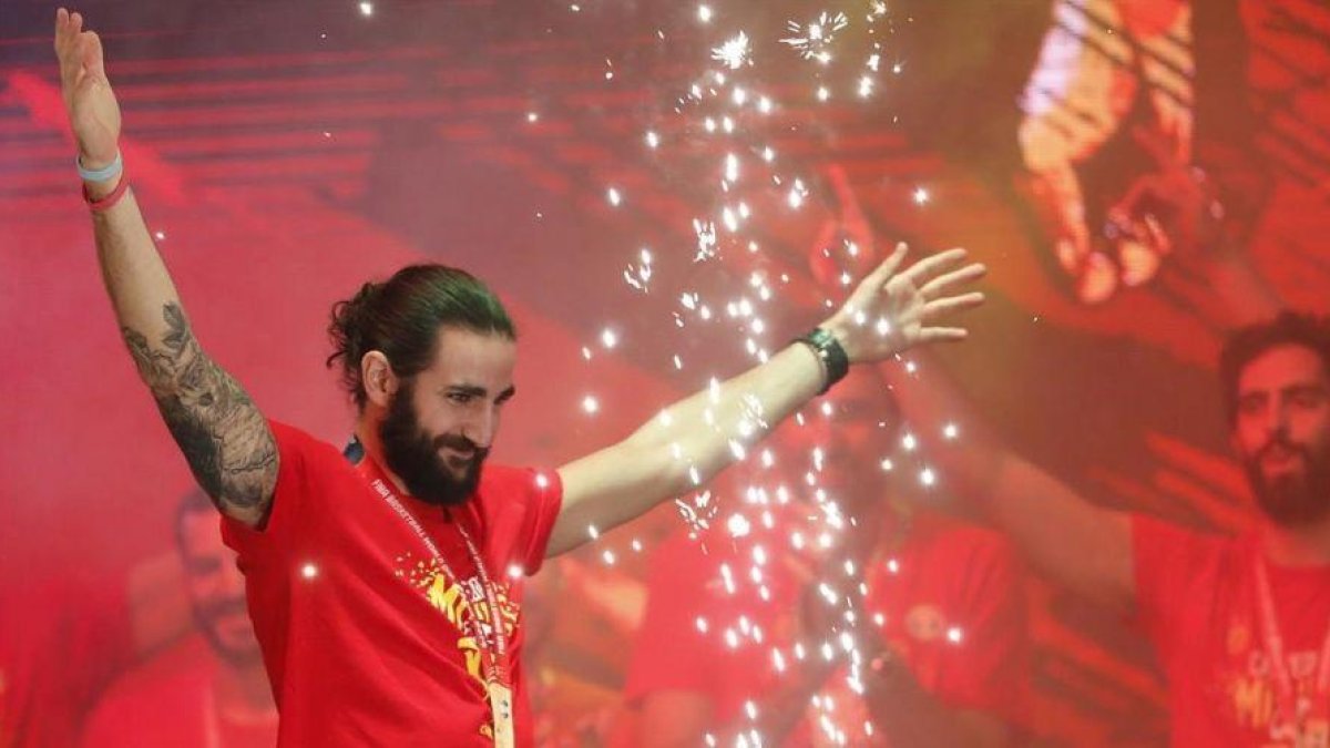 Ricky Rubio, el pasado lunes 16, celebrando el triunfo de la selección en Madrid.-AP / BERNAT ARMANGE
