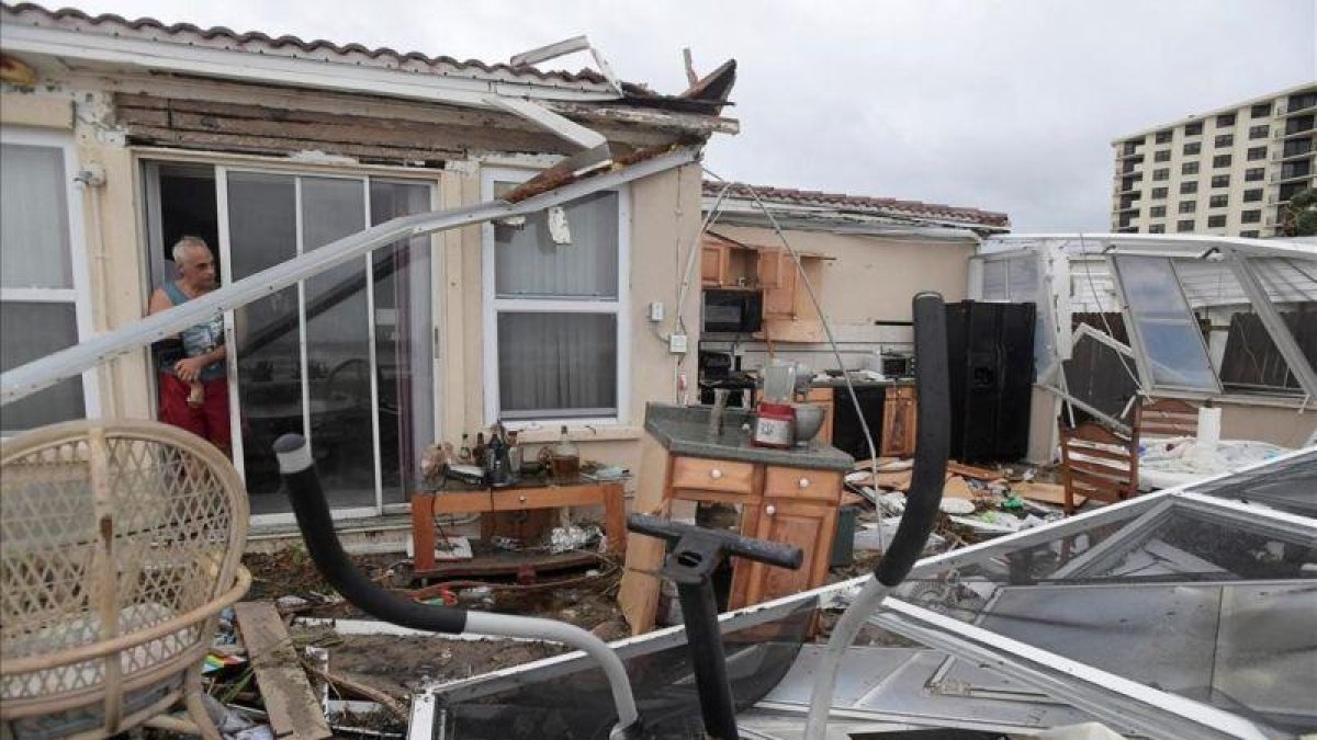 Daños causados en una vivienda de Florida por el huracán 'Matthew'.-PHELAN EBENHACK