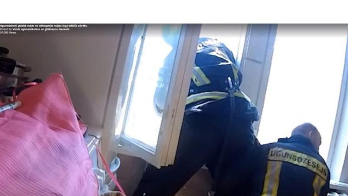 Momento en que los bomberos agarran en el aire a una persona que se arrojó desde un cuarto piso.-EL PERIÓDICO