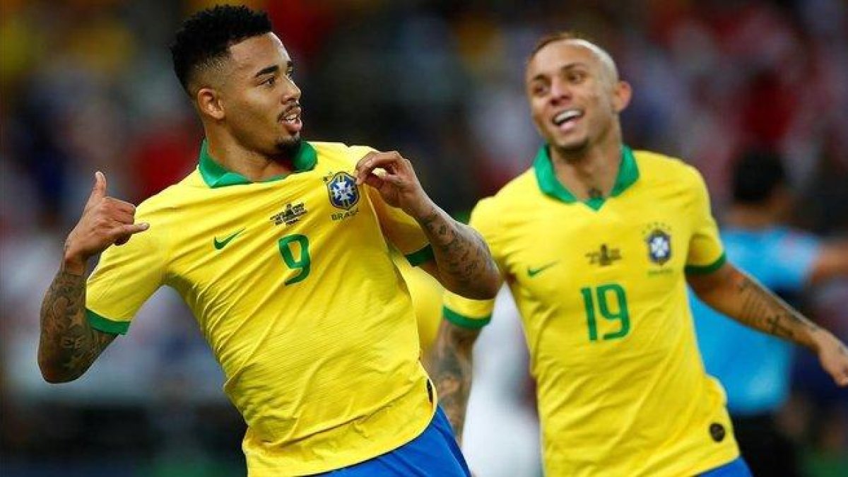 Gabriel Jesus, perseguido por Everton, celebra el segundo gol, obra suya.-EFE / YURI EDMUNDO