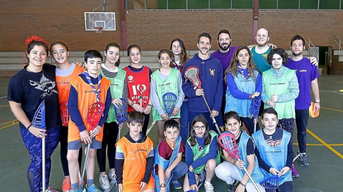 Los participantes en la actividad posan junto a Álvaro Peinador, jugador de lacrosse.-J.M. LOSTAU