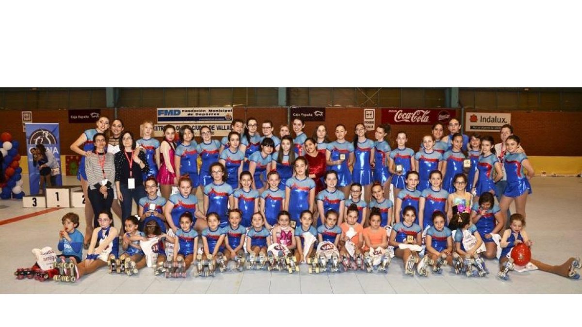 Las componentes del Club Patinaje Valladolid Olena posan en Los Cerros.-J.M. LOSTAU