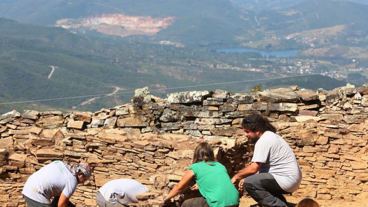 Trabajos en el castro situado en el paraje de Peña del Hombre, en la localidad de Paradela de Muces de León.-ICAL