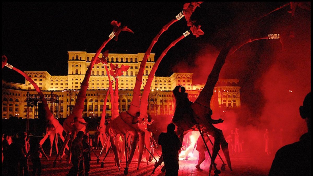 La Compagnie OFF, en las calles de Bucarest, con ‘Les Girafes’. NICOLÁS COSTIL - COMPAGNIE OFF
