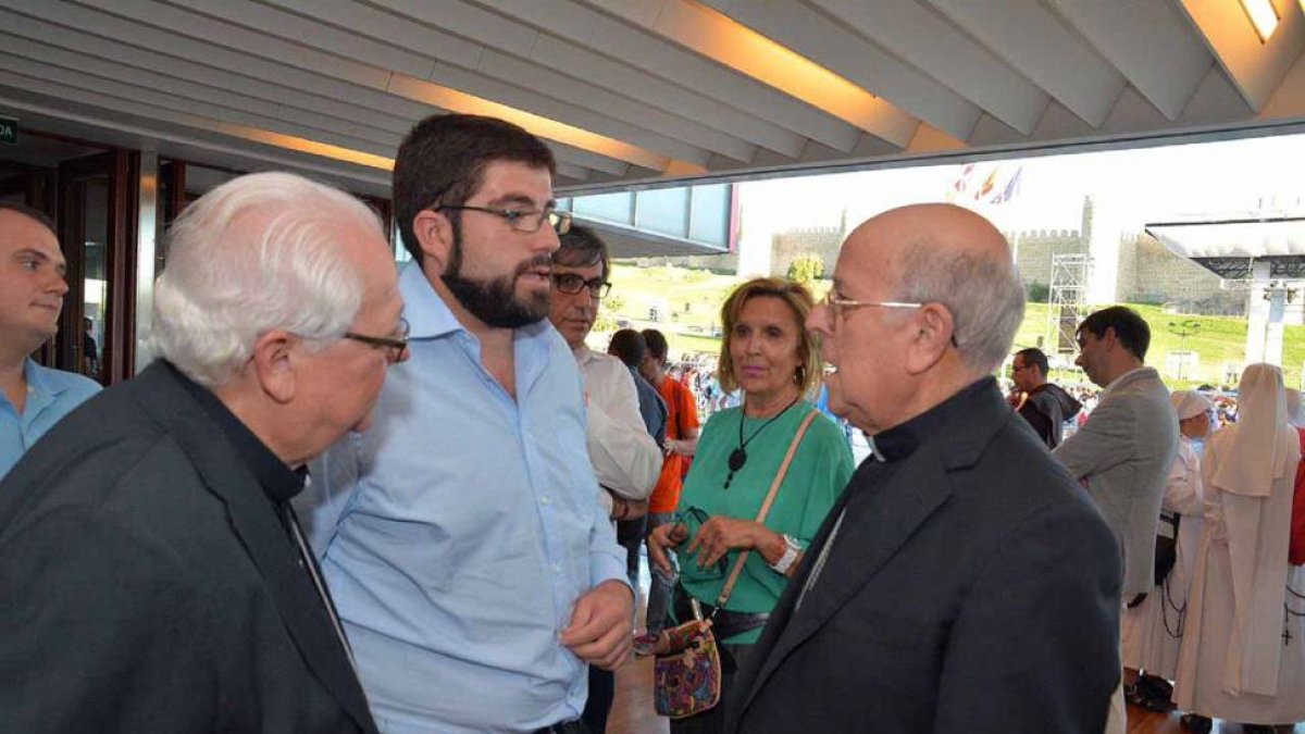 El presidente de la Diputación de Ávila, Jesús Manuel Sánchez Cabrera, y el presidente de la Conferencia Episcopal Española (CEE) y arzobispo de Valladolid, Ricardo Blázquez.-ICAL