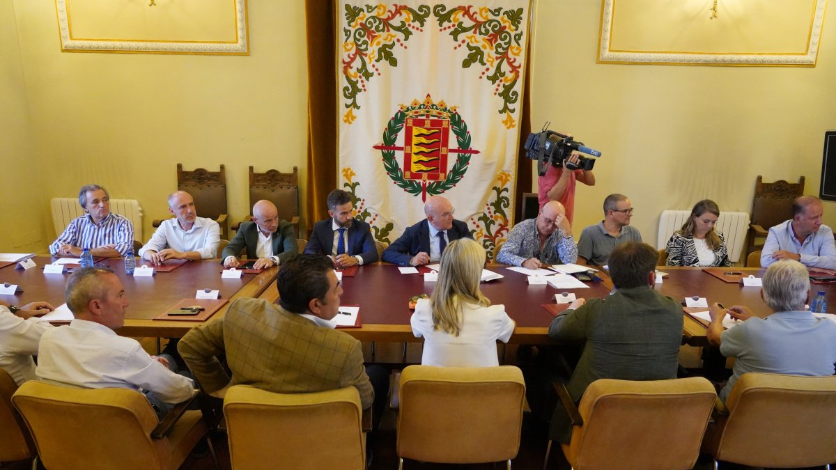 El alcalde de Valladolid, Jesús Julio Carnero, preside la constitución de la Mesa del Soterramiento. ICAL
