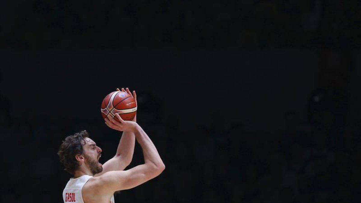 El pívot de la selección española Pau Gasol, durante el partido de la final del Europeo 2015 que España y Lituania disputan esta tarde en el estadio Pierre Mauroy de Lille-EFE