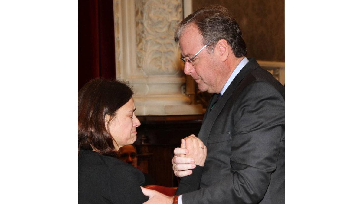 El consejero de Fomento, Antonio Silván, da el pésame a la viuda de José María Hernández, María Antonia Pardo, en la capilla ardiente-Ical