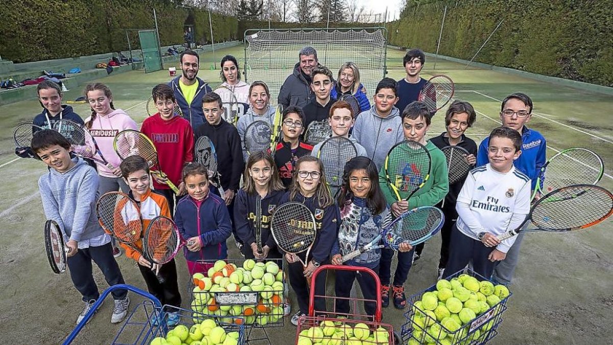 Los integrantes de la Escuela de Tenis de Parquesol posan con sus entrenadores en las pistas del barrio vallisoletano.-MIGUEL ÁNGEL SANTOS