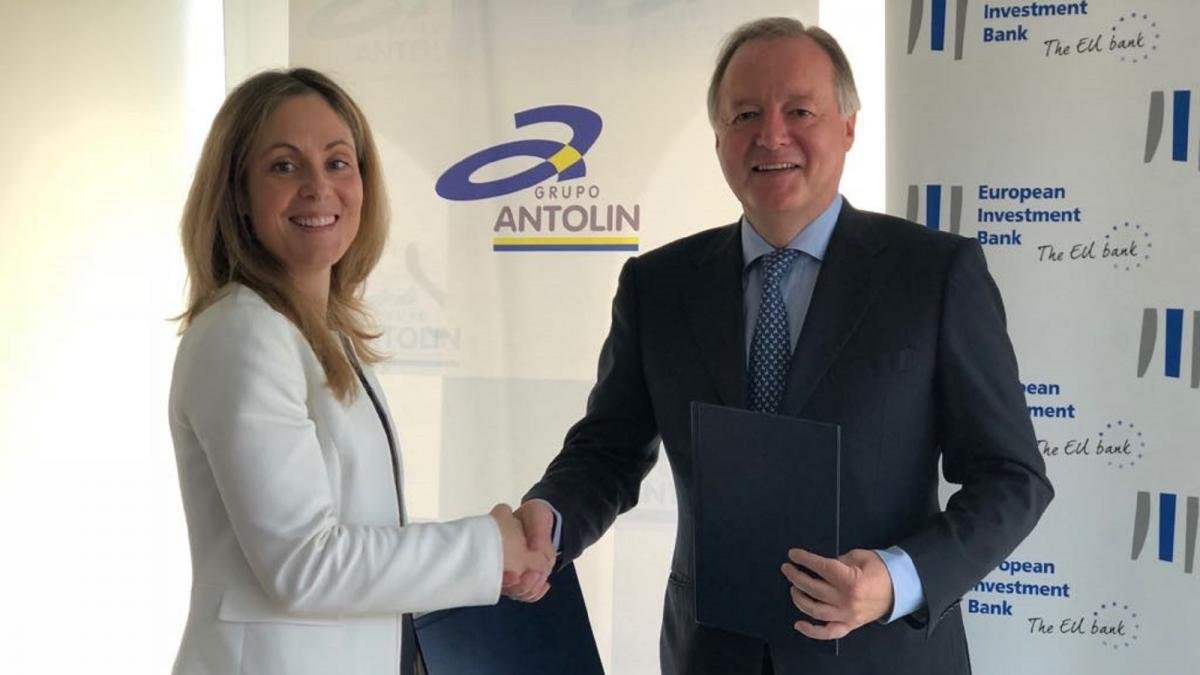 Emma Navarro, vicepresidenta del Banco Europeo de Inversiones, y Ernesto Antolín, tras firmar el acuerdo.-E. M.