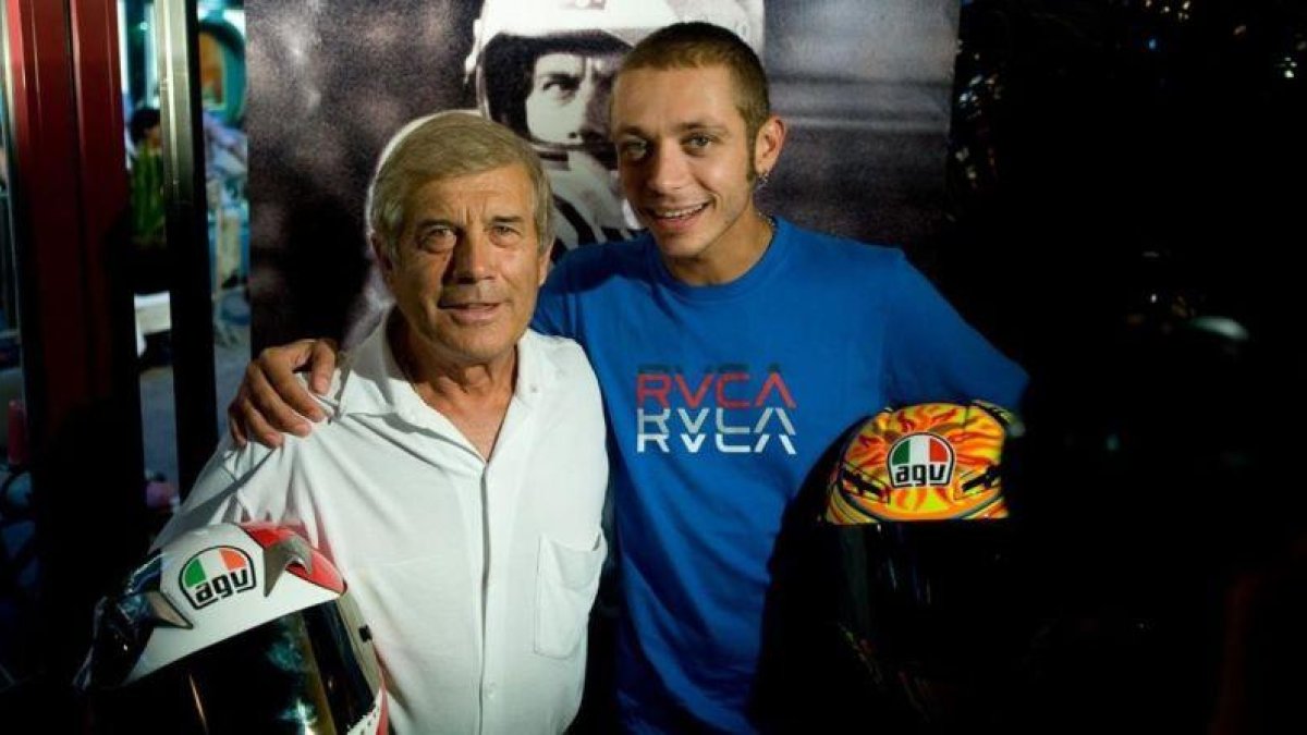 Los campeonísimos italianos Giacomo Agostini y Valentino Rossi, en una imagen de hace siete años.-MIRCO LAZZARI