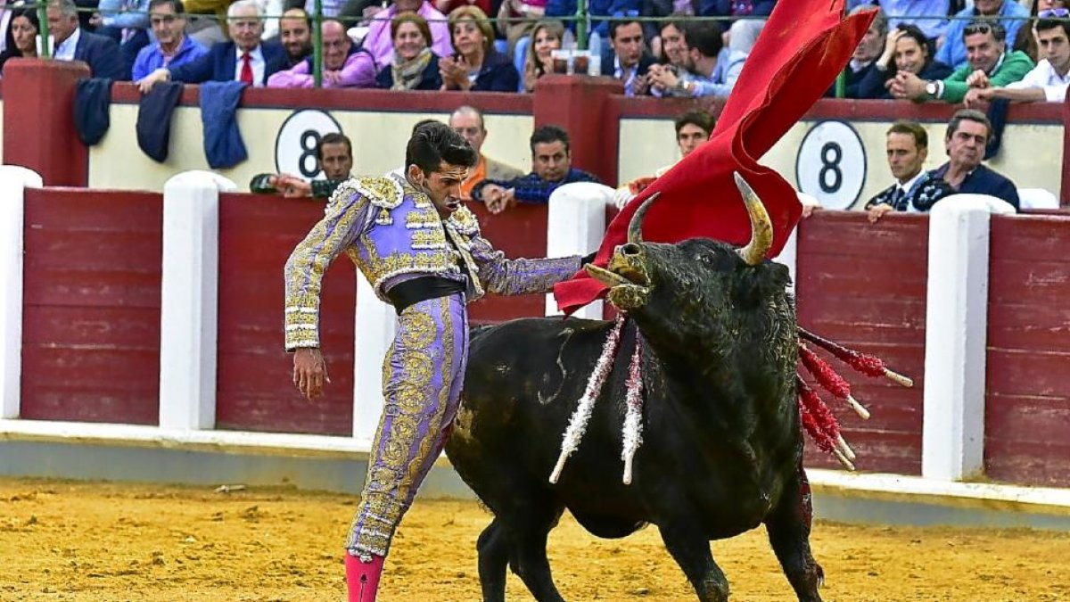 Majestuoso pase de pecho del extremeño Alejandro Talavante en la faena al quinto toro de la corrida, al que cortó las dos orejas-José Salvador