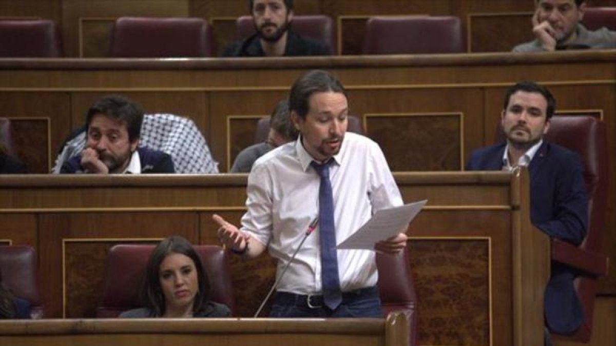 El jefe de Podemos, Pablo Iglesias, interviene, ayer en el Congreso. A su lado, Irene Montero.-DAVID CASTRO