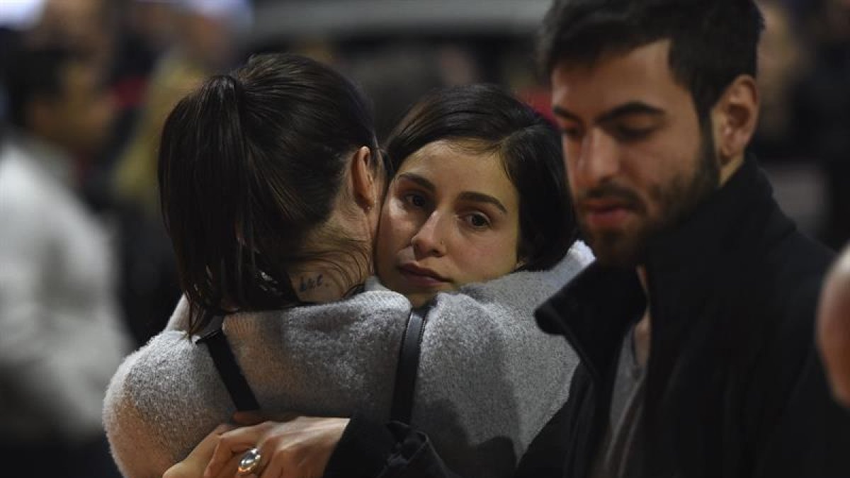 Varias personas participan en una vigilia en recuerdo a las víctimas de la matanza en una discoteca gay de Orlando, en la plaza Taylor, en Sídney.-EFE