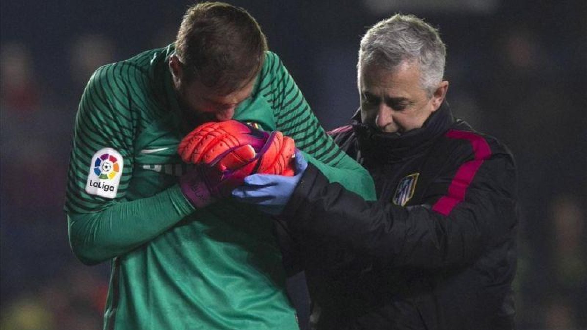 Oblak abandona El Madridgal acompañado del doctor Villalón, jefe de los servicios médicos del Atlético.-EFE / DOMENECH CASTELLÓ