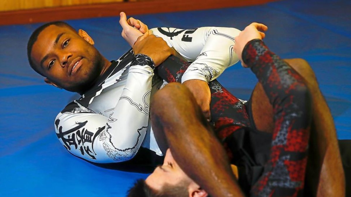 Asprilla realiza una llave a uno de sus alumnos durante una sesión en el gimnasio Shotokan, donde entrena.-J.M. LOSTAU