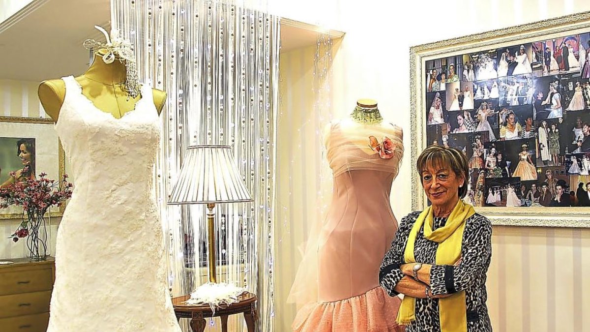 Loly Cubo muestra dos de las creaciones realizadas en Benavente.-J.L.C.