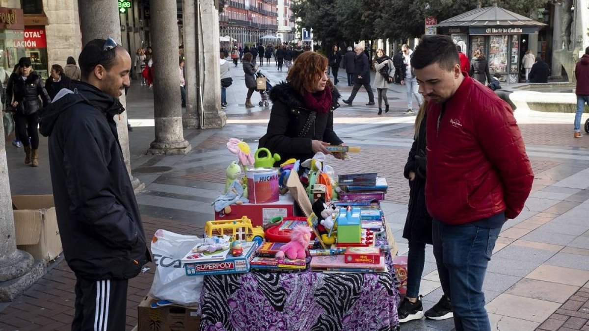 Voluntarios en el mercadillo solidario ‘Sonrisas en el Sáhara’ de la plaza Fuente Dorada.-PABLO REQUEJO