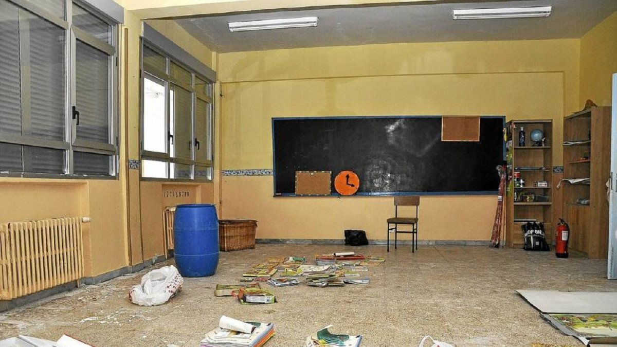 Vista de una de las 14 aulas afectadas ayer, con material didáctico extendido por el suelo para su secado con el fin de salvar lo aprovechable-R. G. SANTIAGO
