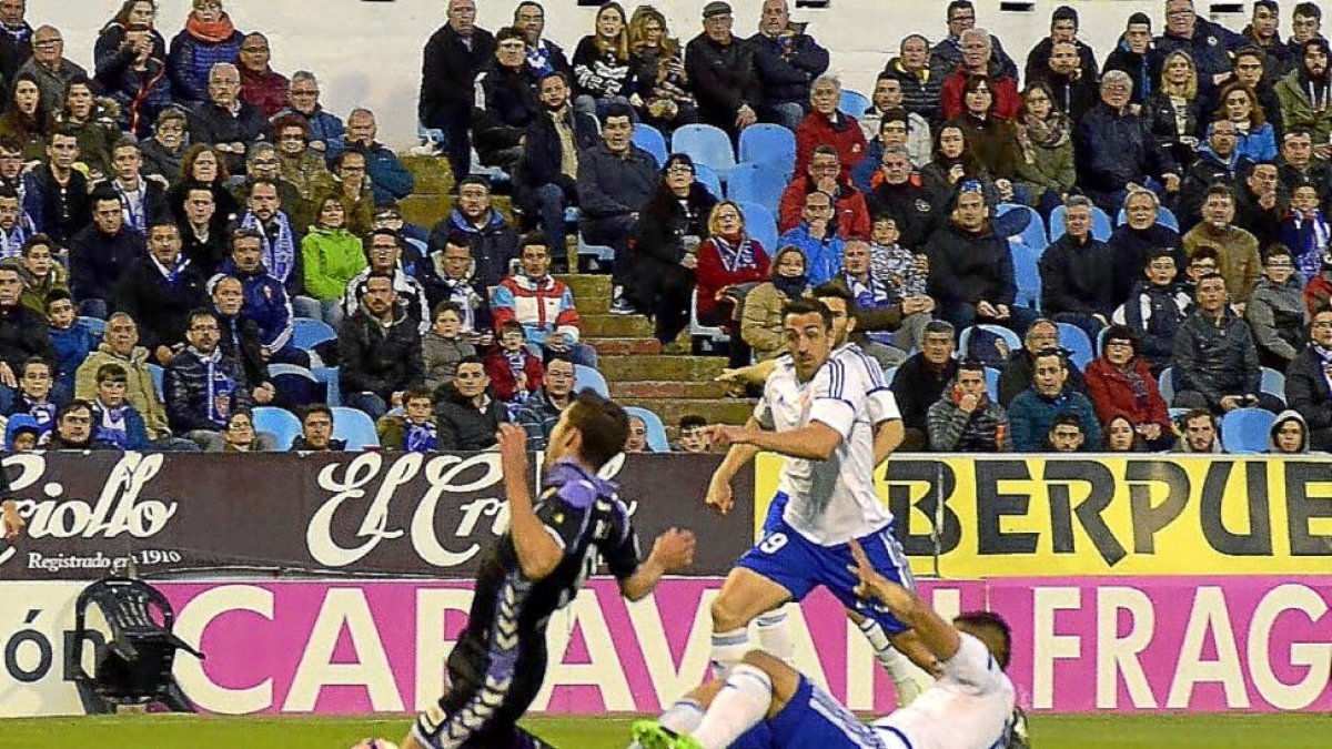 Mata cae en el área del Zaragoza ante la presencia de tres rivales en el partido disputado anoche en La Romareda.-PHOTO-DEPORTE