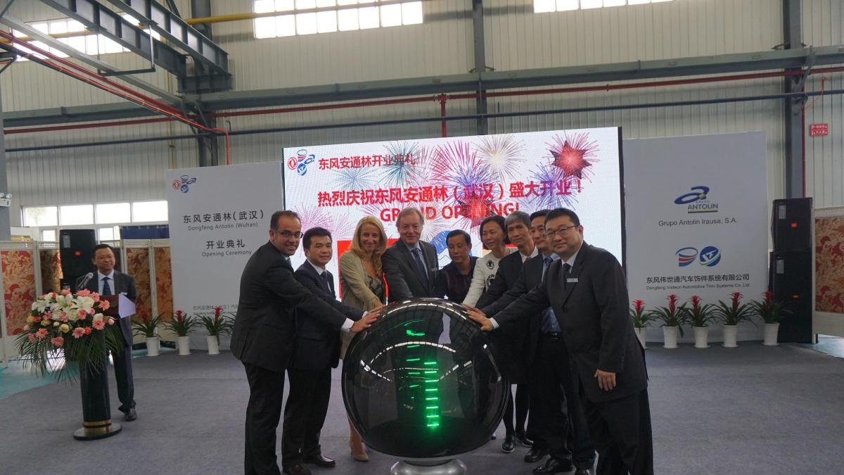 El director de Asia-Pacífico, Jorge Juárez, con Ernesto Antolín y Helena Antolín en la apertura de una fábrica en China.-ECB