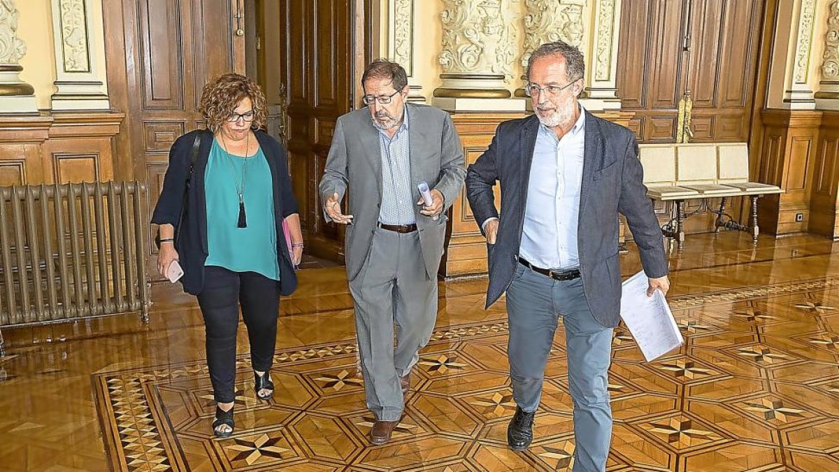 Charo Chávez, el secretario del Ayuntamiento, Valentín Merino, y Manuel Saravia acuden a la comisión.-ICAL