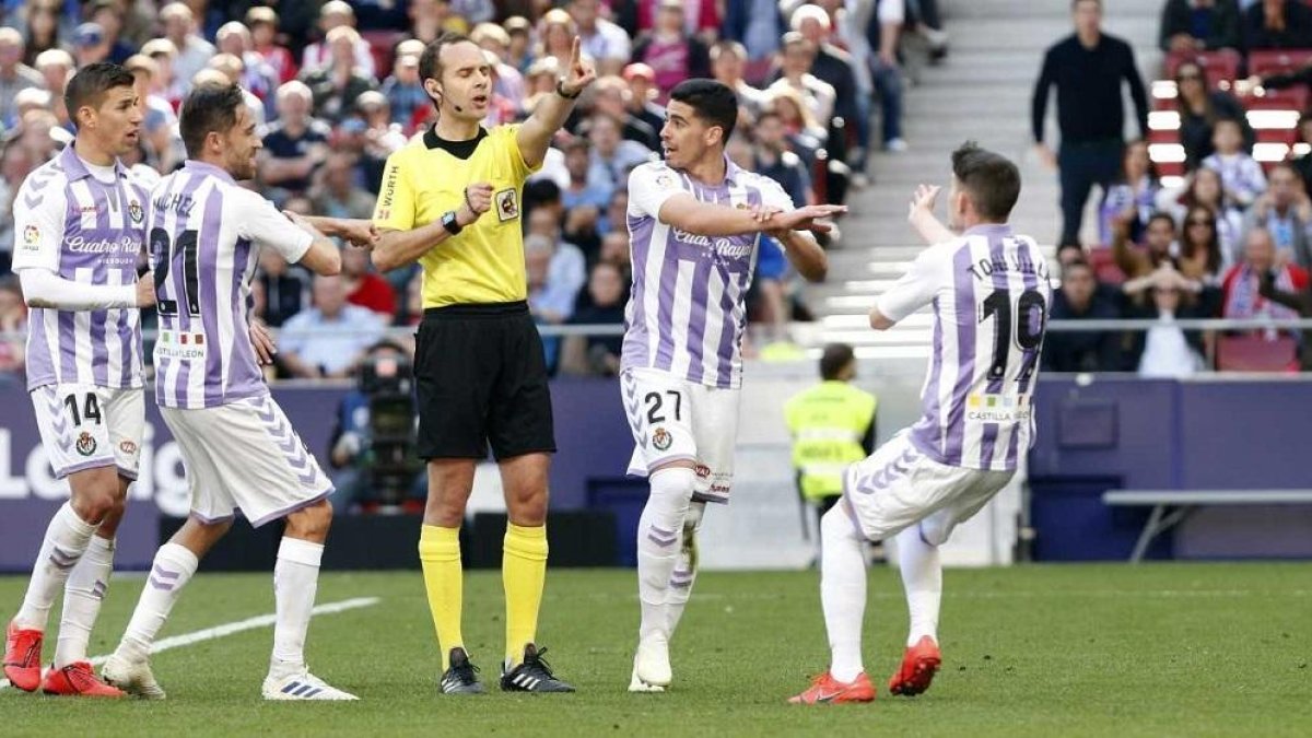 Alcaraz, Míchel, Miguel y Toni reclaman al árbitro el penalti de Arias en el partido disputado ayer.-PHOTO-DEPORTE