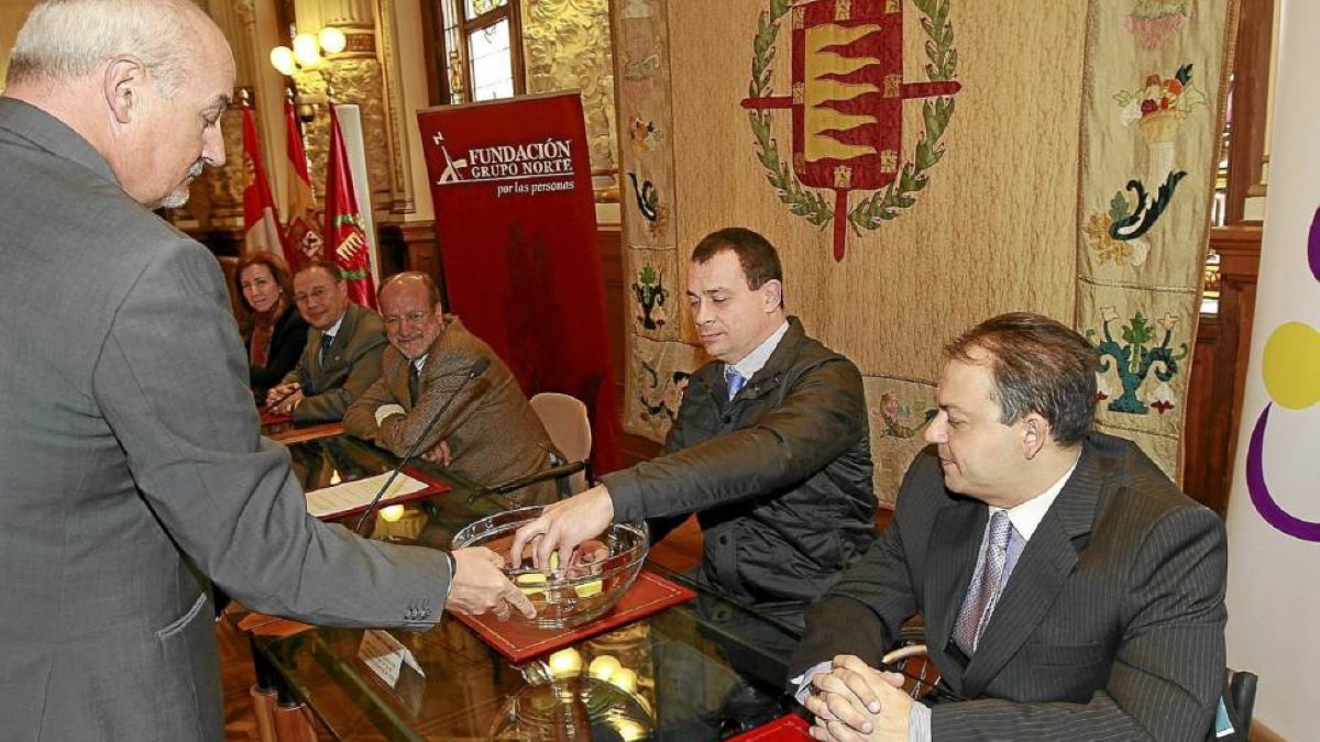 El presidente de la Federación Española, José Alberto Álvarez saca del bombo del sorteo una bola-J.M.Lostau