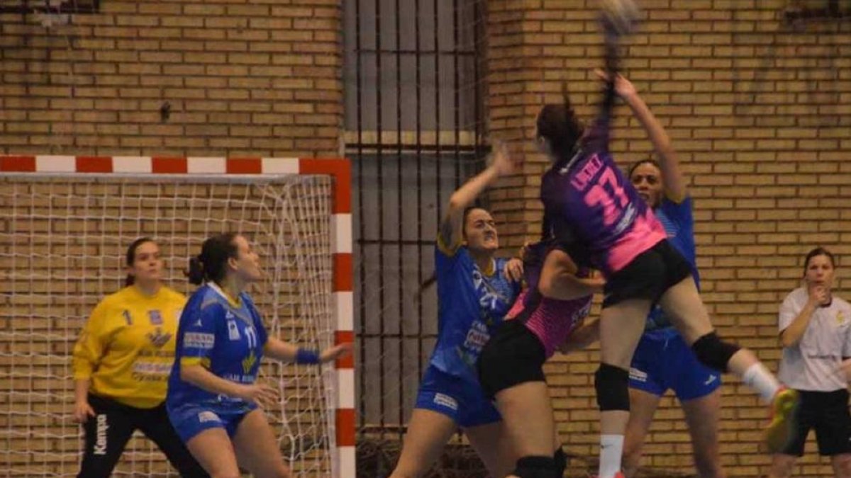 El Comercial Ulsa Hand Vall culmina un ataque.-E.M.