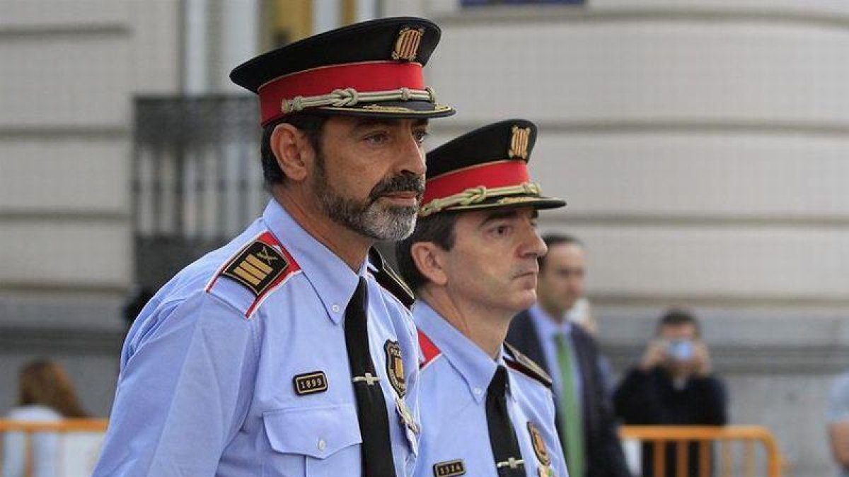 El jefe de los Mossos d'Esquadra, Josep Lluis Trapero (i), a su llegada a la Audiencia Nacional para declarar ante la juez Carmen Lamela.-EFE