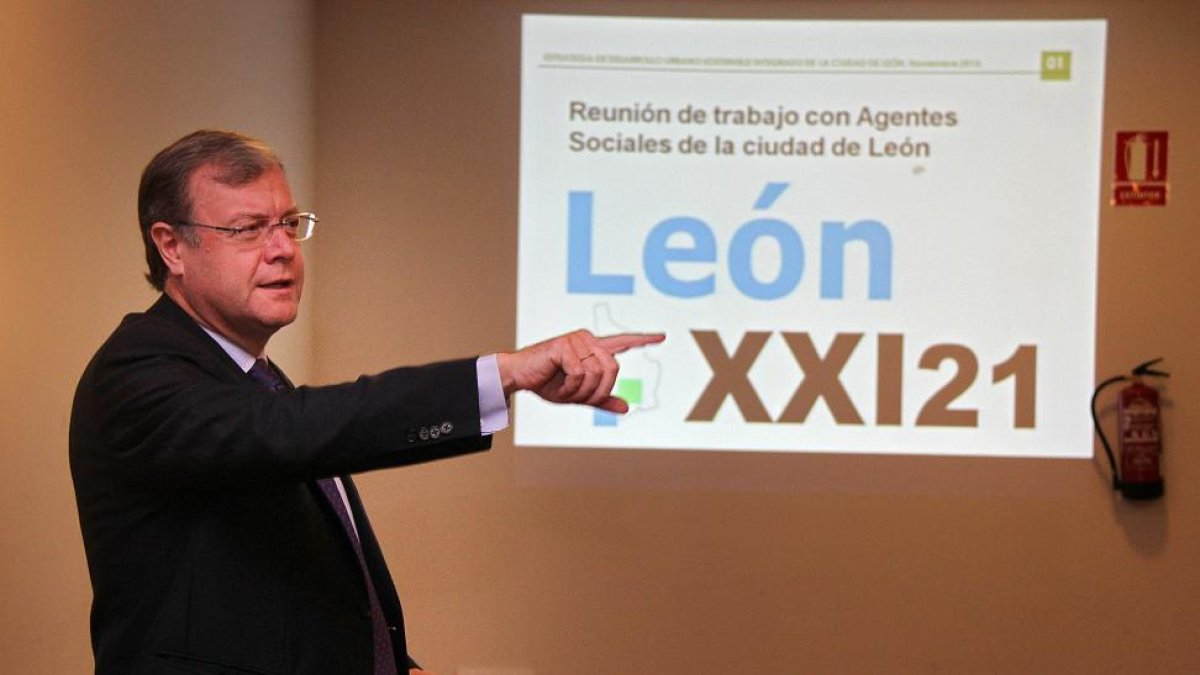 El alcalde de León, Antonio Silván, se reúne con los agentes sociales y económicos para presentar la Estrategia LeónXXI21-ICAL