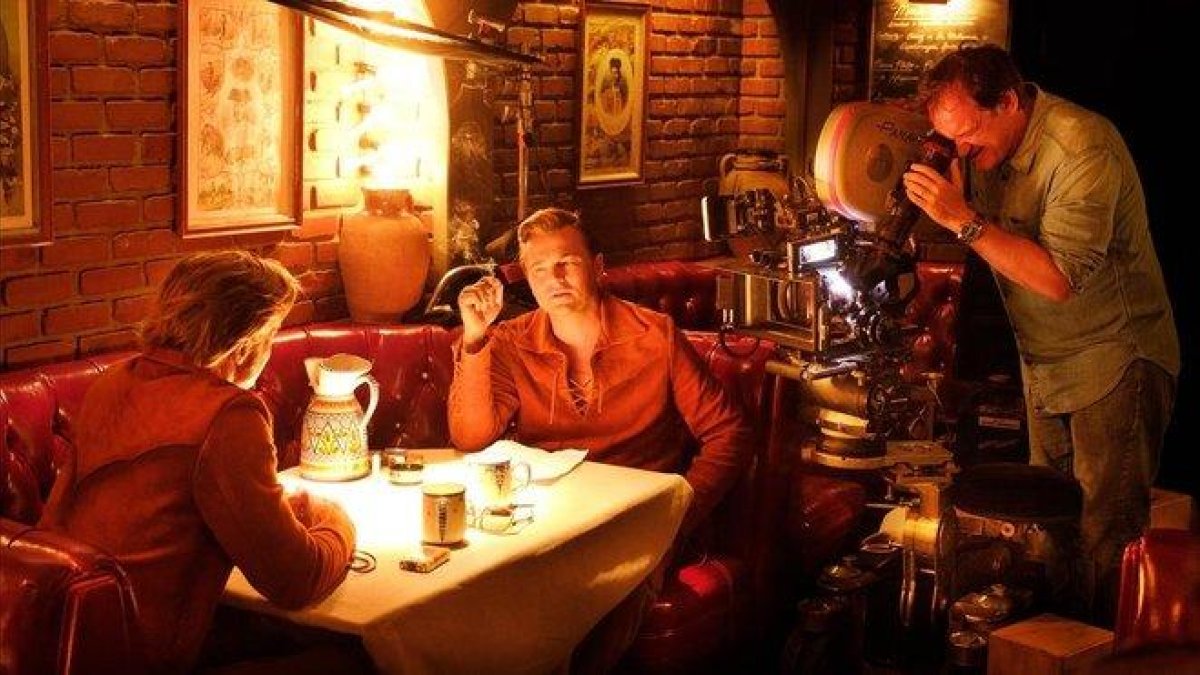Quentin Tarantino, en el rodaje de una escena de Érase una vez en... Hollywod’, con Leonardo DiCaprio y Brad Pitt.-