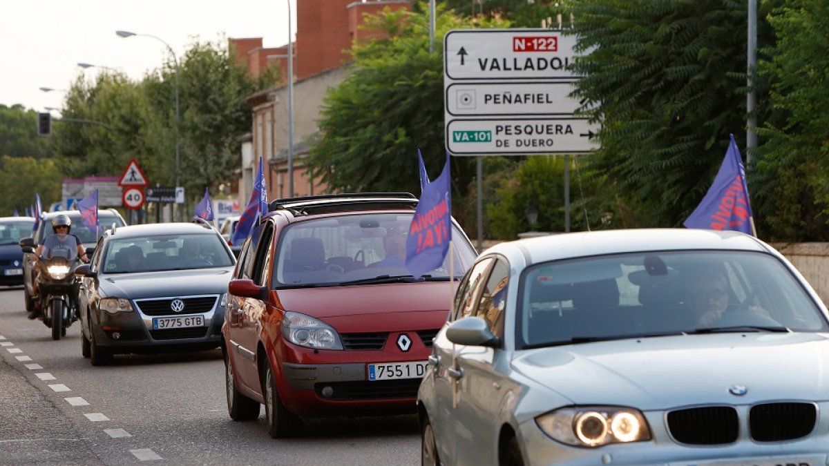 Un momento de la caravana de cochesen Peñafiel para exigir la Autovía del Duero. J.M. LOSTAU