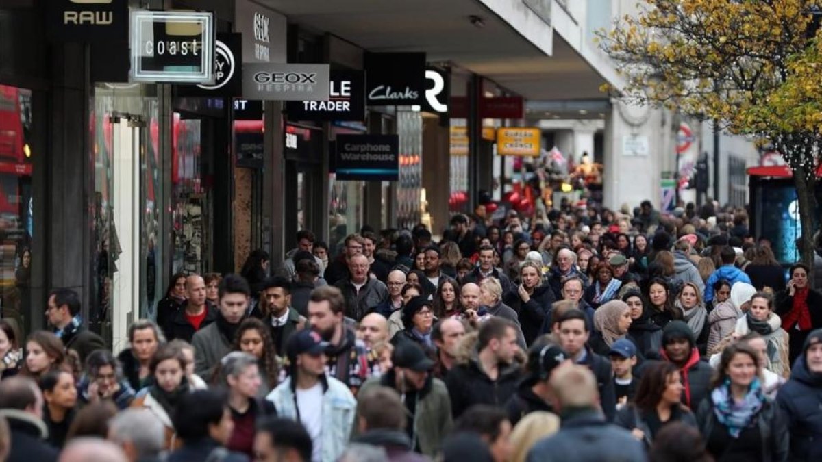 Oxford Street, en Londres, atestada de geste durante el Black Friday.-AFP / DANIEL LEAL-OLIVAS