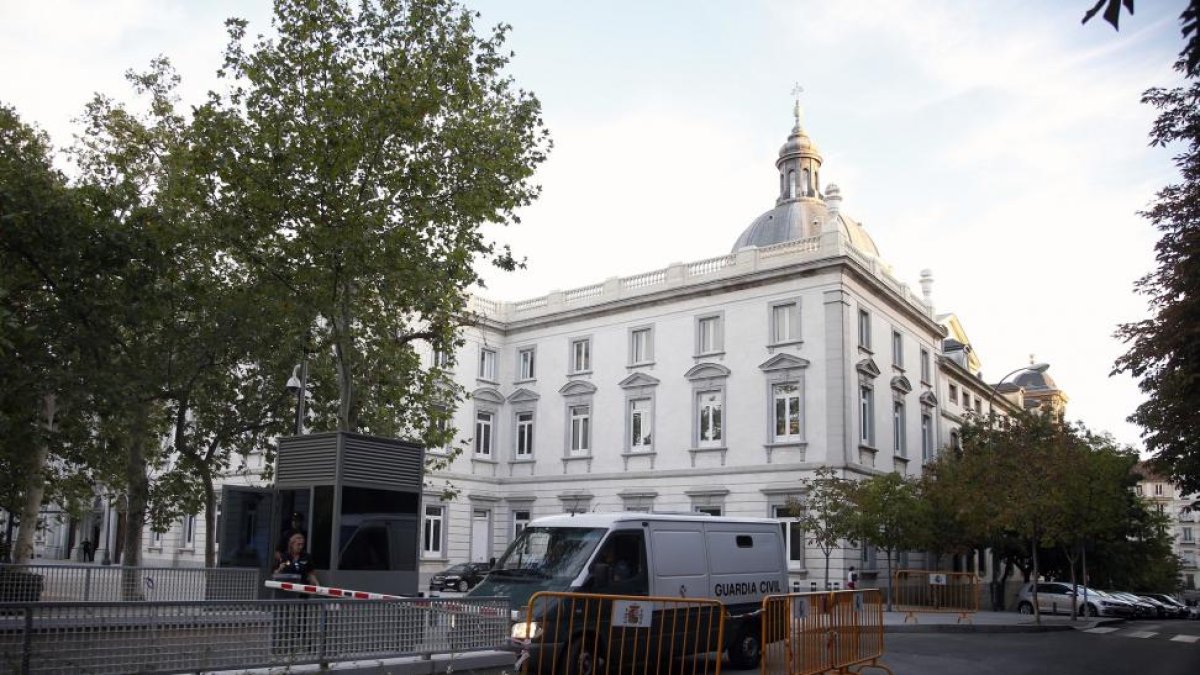 Un furgón de la Guardia Civil traslada ayer a los detenidos a la Audiencia Nacional.-JAVIER BARRANCHO