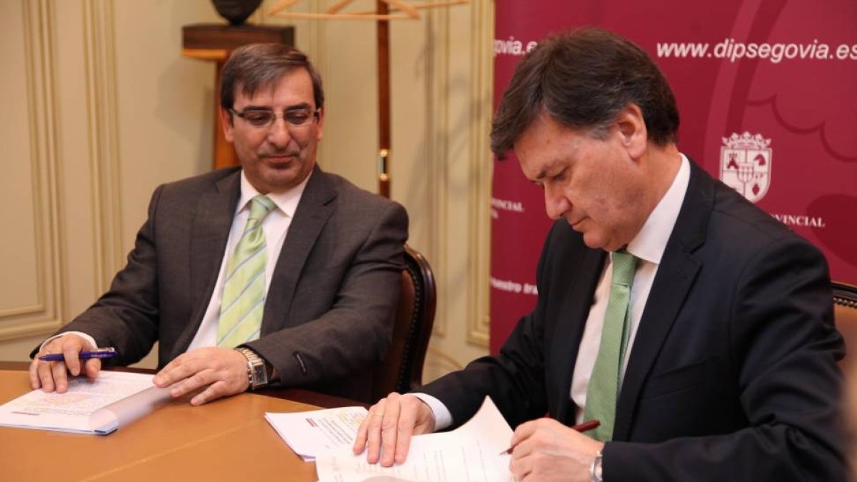 El presidente de la Diputación de Segovia, Francisco Vázquez (D) junto al diputado delegado del Área de Acción Territorial, José Luis Sanz Merino (I)-Ical