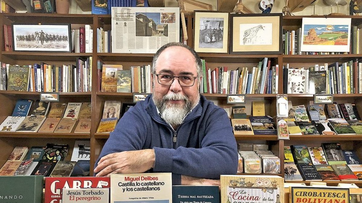 Jesús en el interior de la librería Alcaraván situada en Urueña donde se pueden comprar productos, libros y autores vinculados al paisaje cultural de Castilla y León.-
