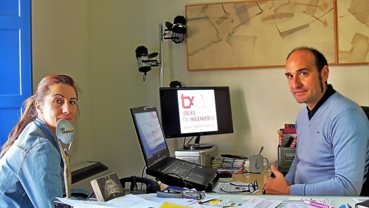 Roberto Carazo, CEO de Ideas TX Ingeniería (a la derecha), en las instalaciones de la empresa en Zamora.-JOSÉ LUIS CABRERO