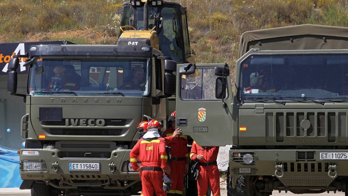 Efectivos de la UME actúan en un incendio localizado en el término municipal de la localidad leonesa de Ferral de Bernesga-ICAL