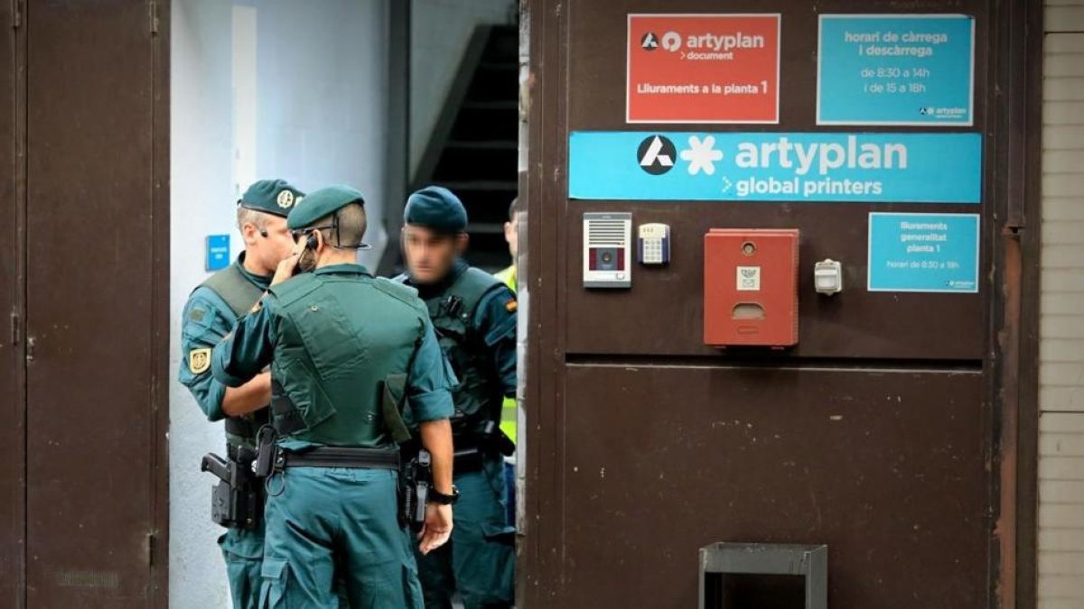 Agentes de la Guardia Civil a la entrada de la imprenta Artyplan, en Sant Feliu de Llobregat, este viernes.-FERRAN NADEU