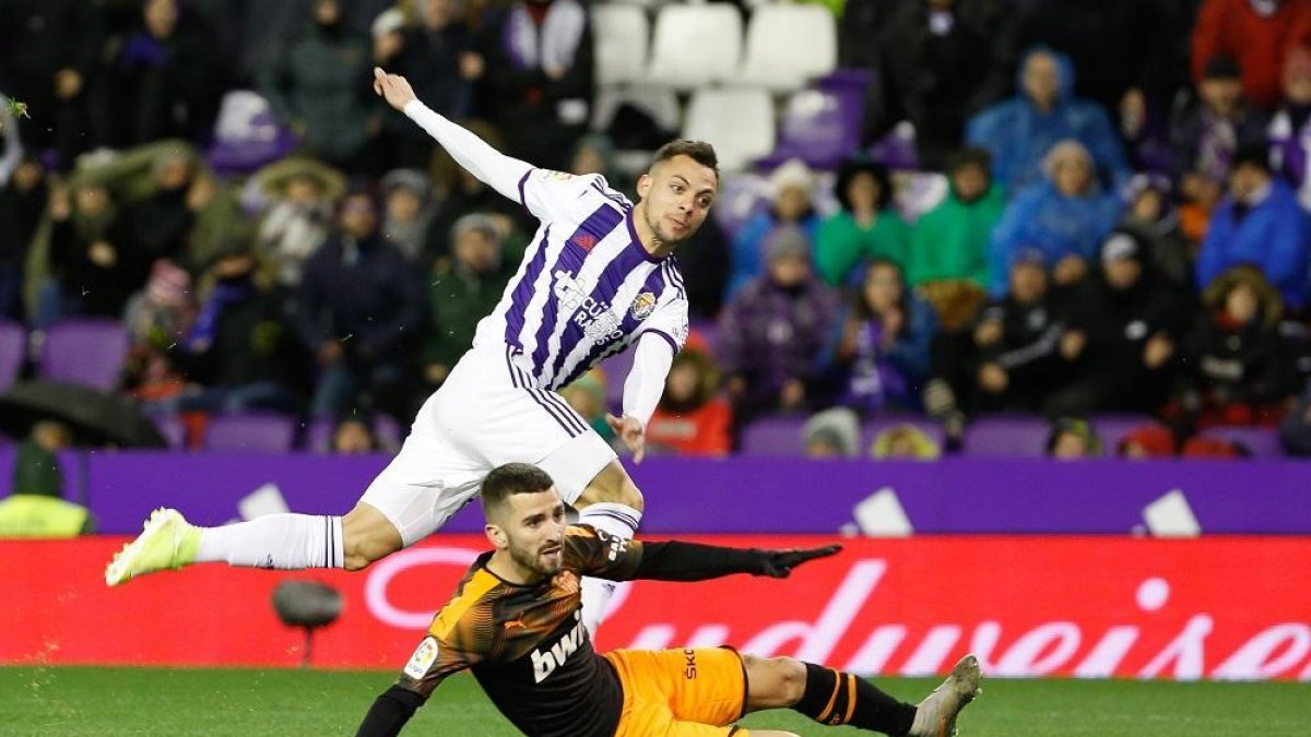 Óscar Plano yGayá observan la trayectoria del balón en una de las ocasiones de gol del Real Valladolid.-J. M. LOSTAU