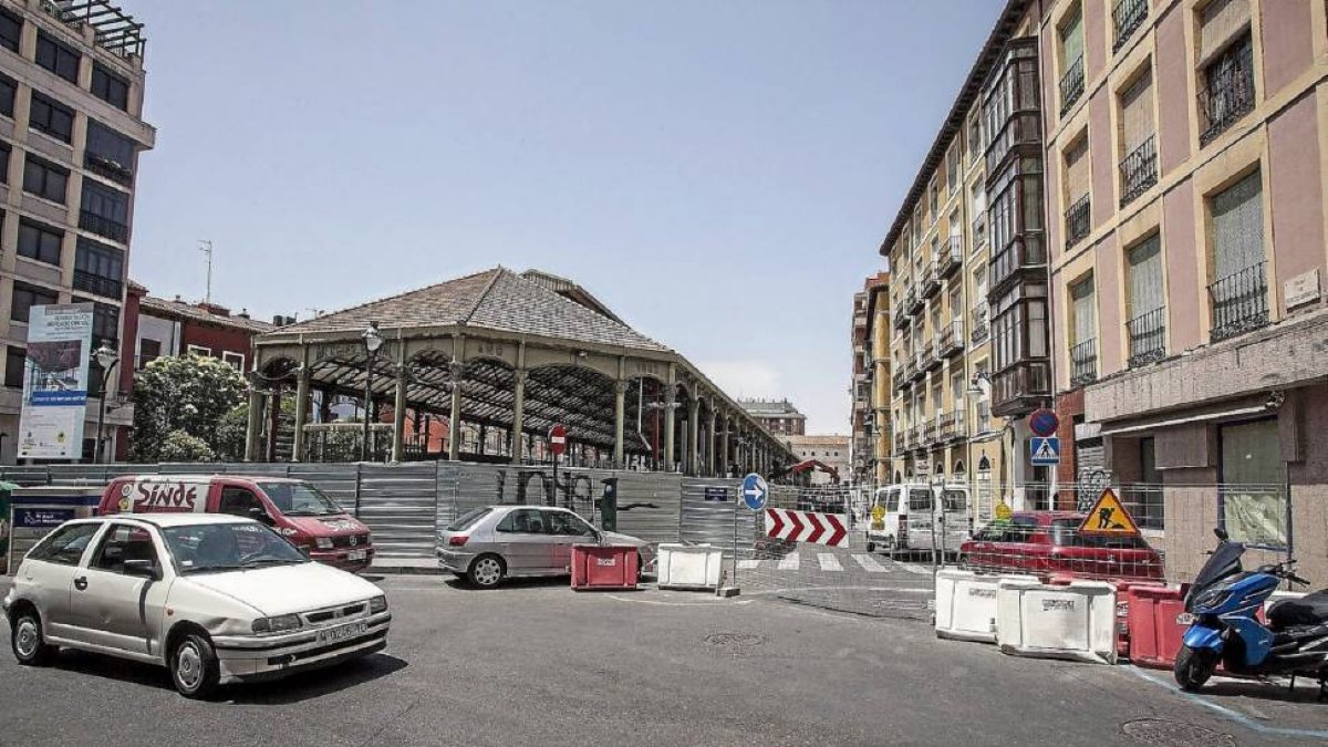 Imagen de archivo de las obras de remodelación del Mercado desde la plaza del Val.-Pablo Requejo